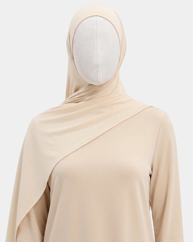 Hijab modal breathable beige porté de face, encadrant le visage, tissu doux et respirant