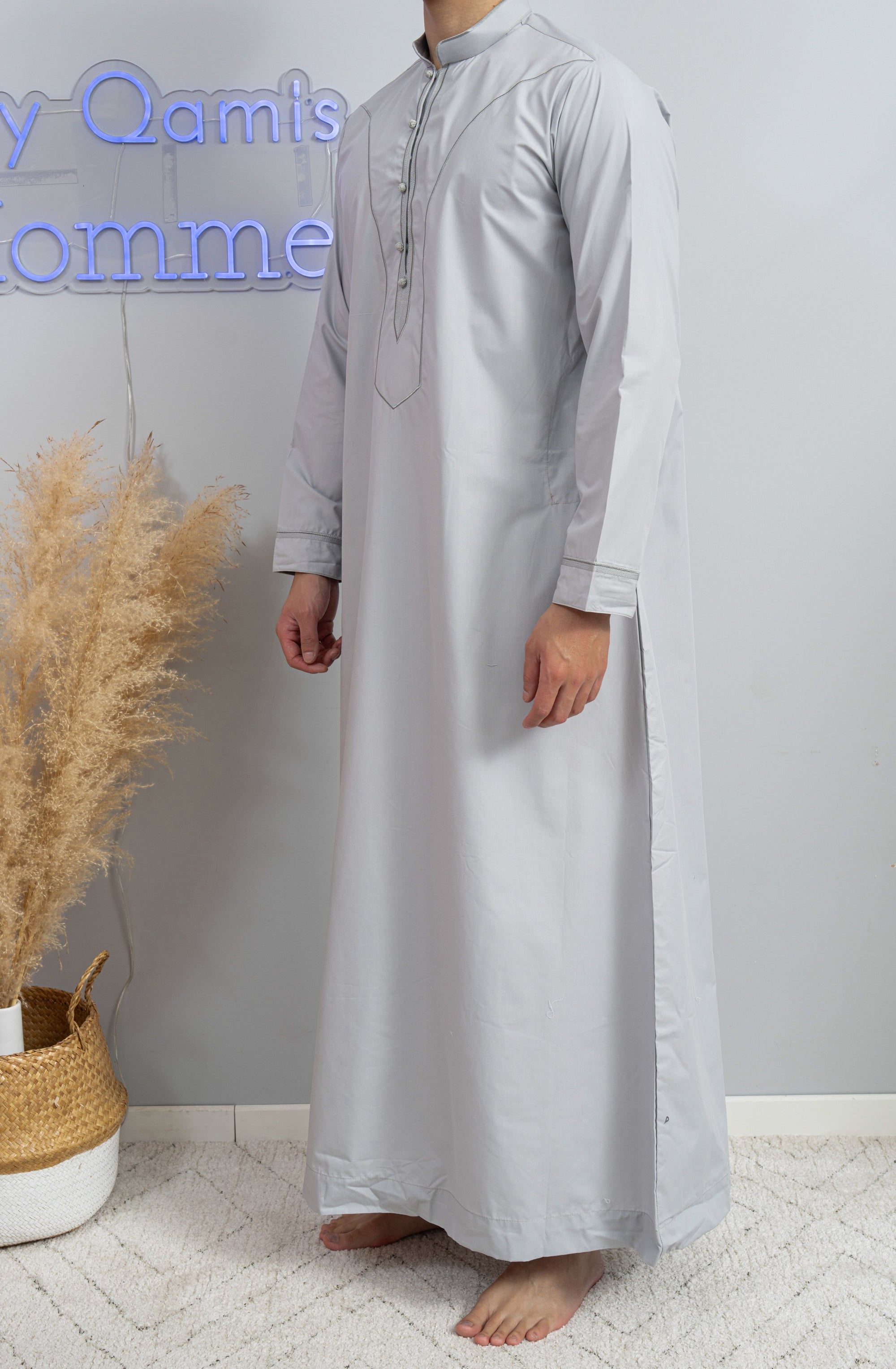 Malaysischer Qamis mit Graukragen