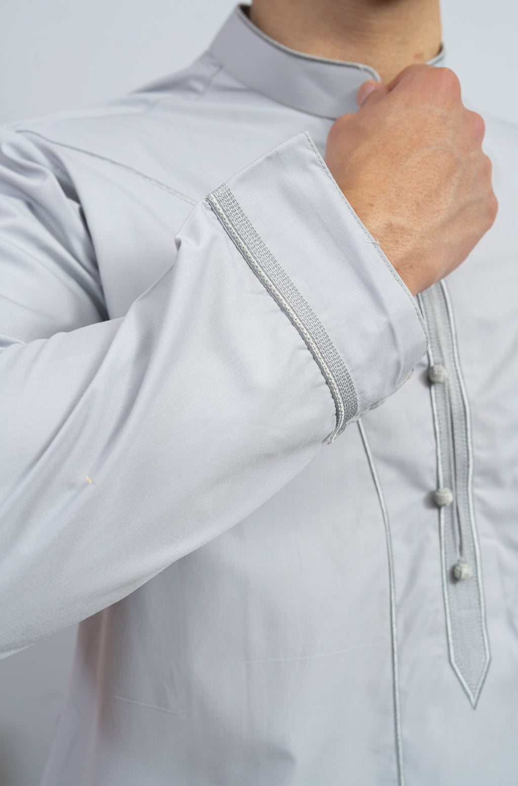 Malaysischer Qamis mit Graukragen