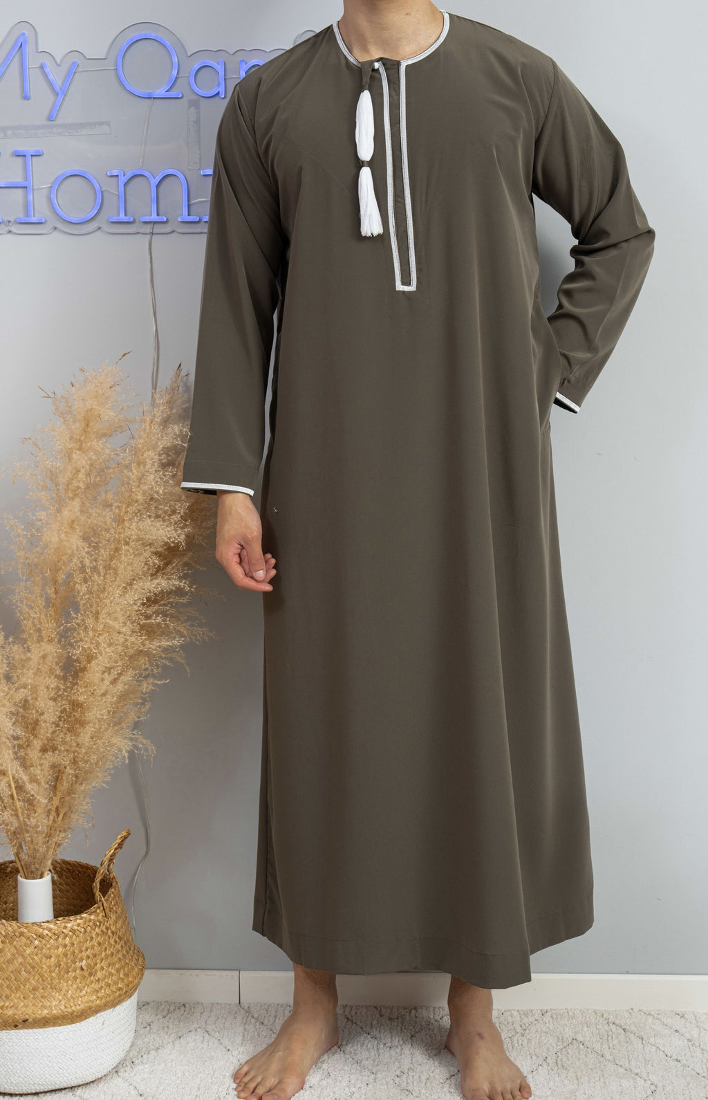 Qamis omani al emad kaki avec main dans la poche