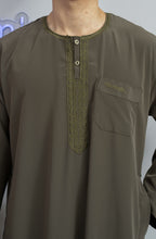 Qamis manche longue kaki marocain avec broderie sur le buste