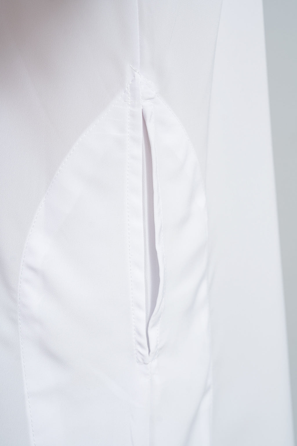 Homme musulman en qamis émirati al emad blanc avec détail sur la poche