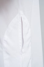 Homme musulman en qamis émirati al emad blanc avec détail sur la poche