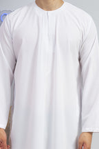 Homme musulman en qamis émirati al emad blanc sans cravate