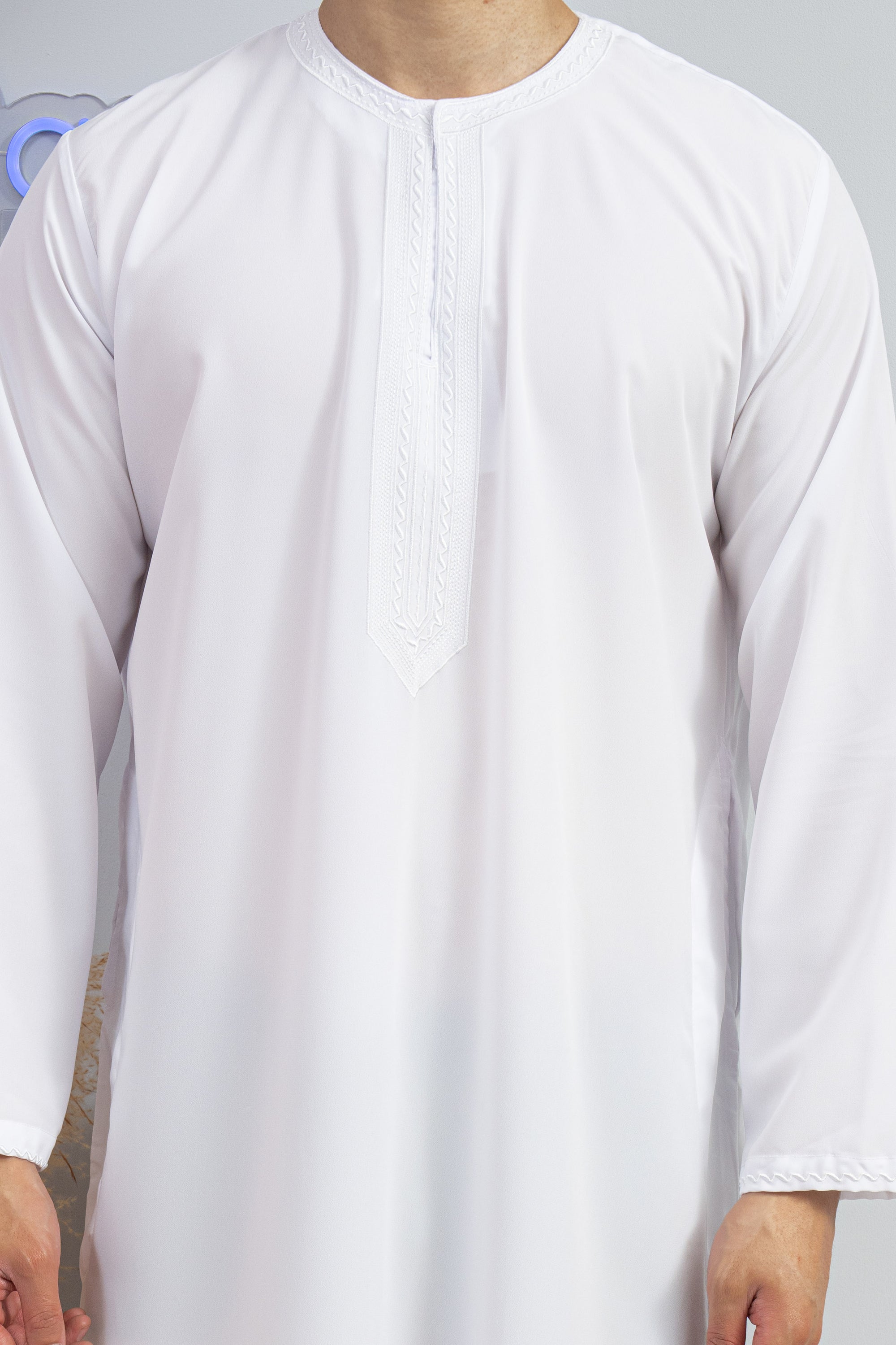 Homme musulman en qamis émirati al emad blanc sans cravate