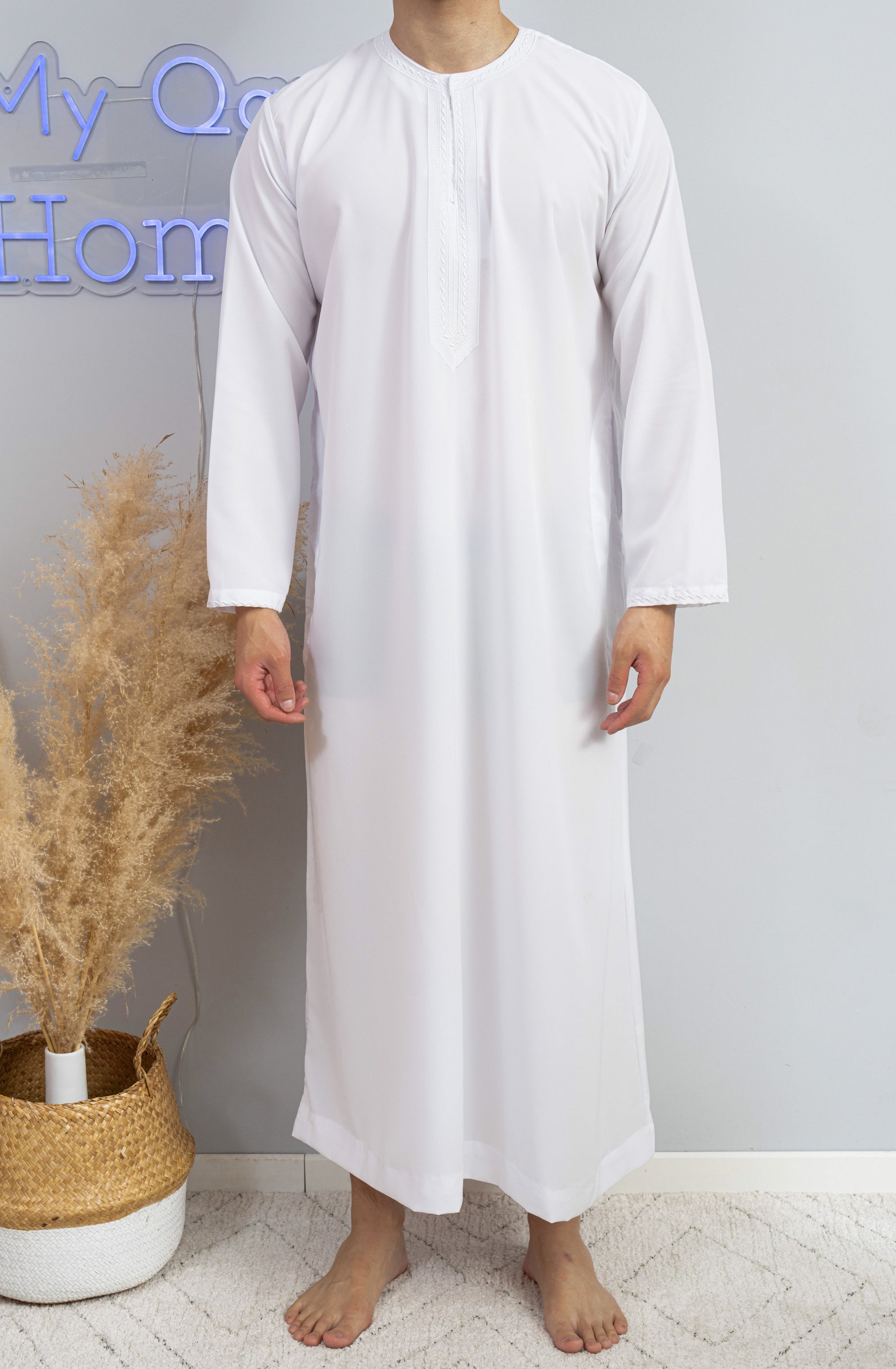 Homme musulman en qamis émirati al emad blanc de face