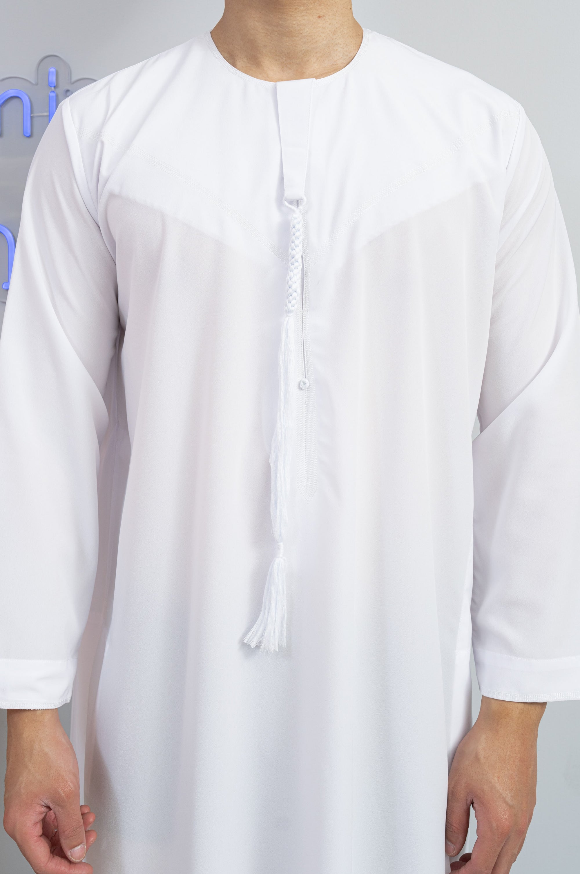 Homme musulman qui porte un Qamis émirati Dubai al emad blanc avec détail sur la cravate