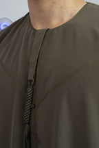 Homme musulman qui porte un Qamis émirati Dubai al emad kaki avec détail sur la cravate