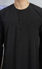 Homme musulman qui porte un Qamis émirati Dubai al emad noir sans cravate