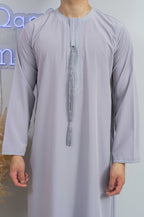 Homme musulman en qamis émirati al emad gris avec broderie sur la cravate