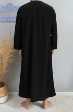 Homme musulman en qamis émirati al emad noir de dos