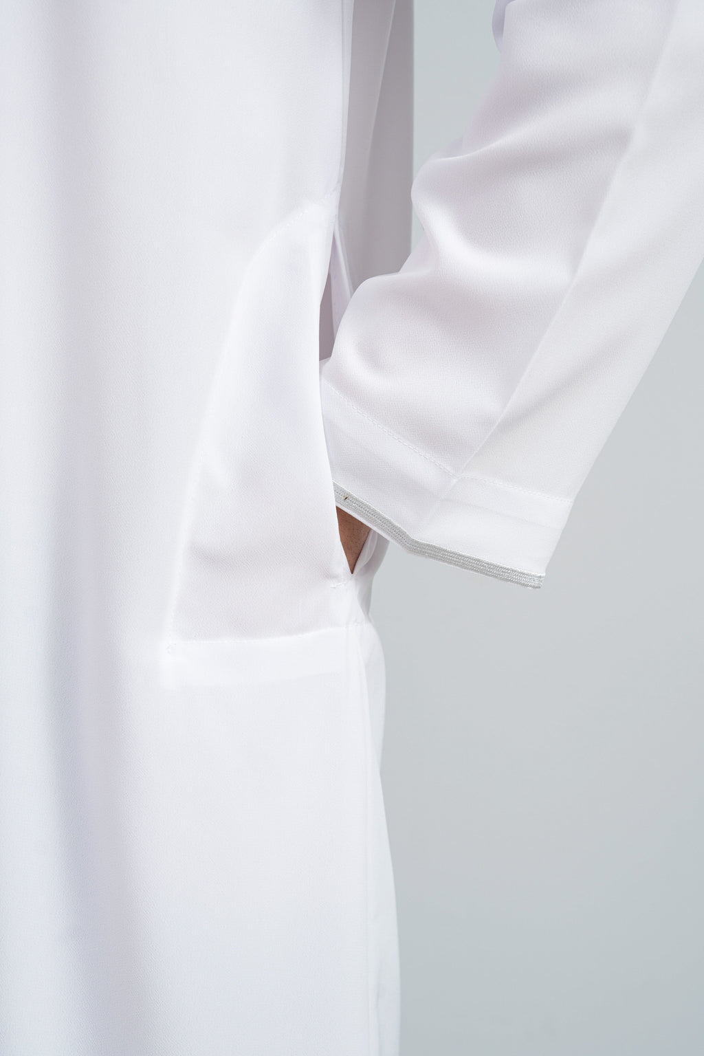 Qamis omani al emad blanc avec broderie sur la manche