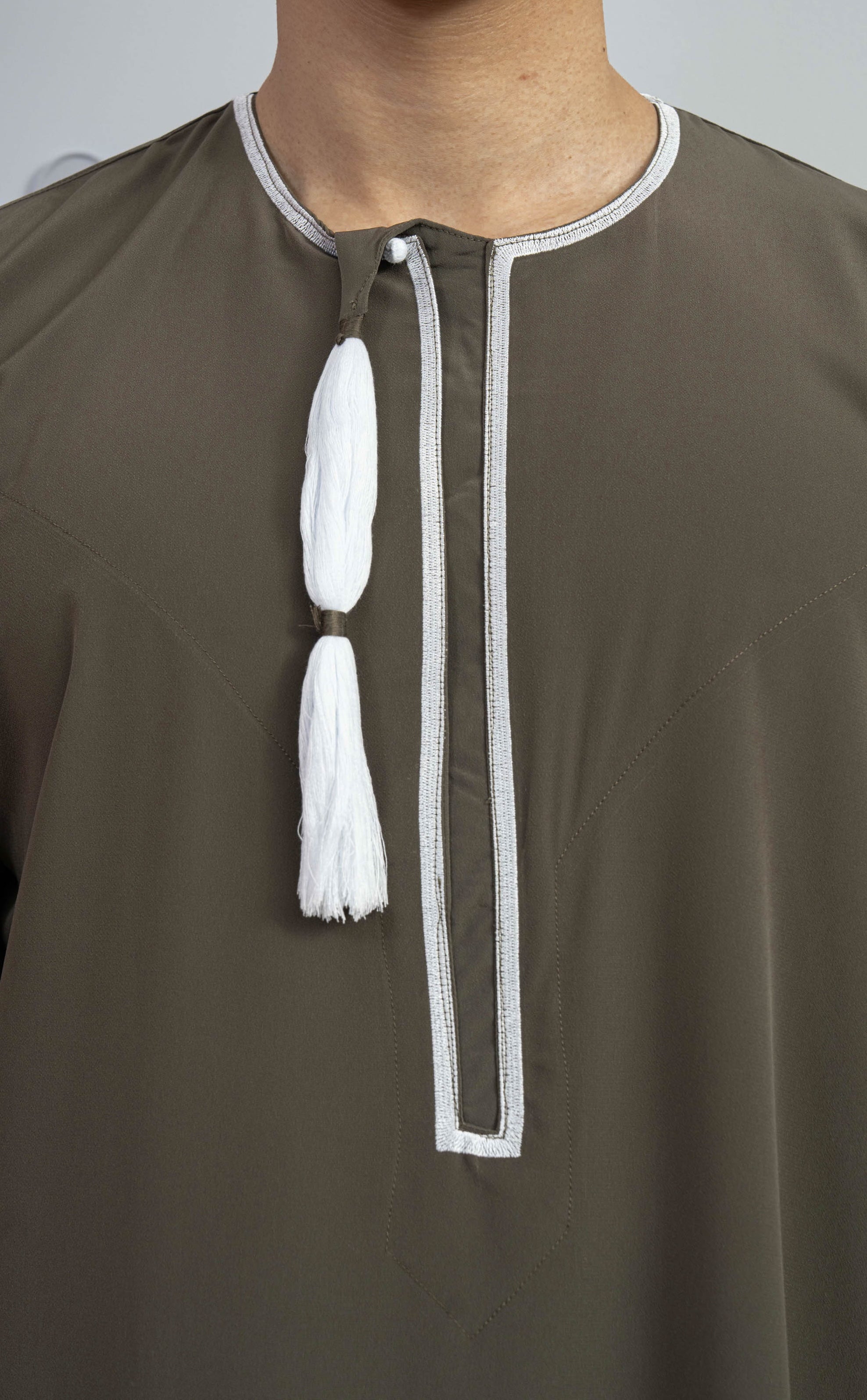 Qamis omani al emad kaki avec cravate