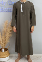 Qamis omani al emad kaki de face