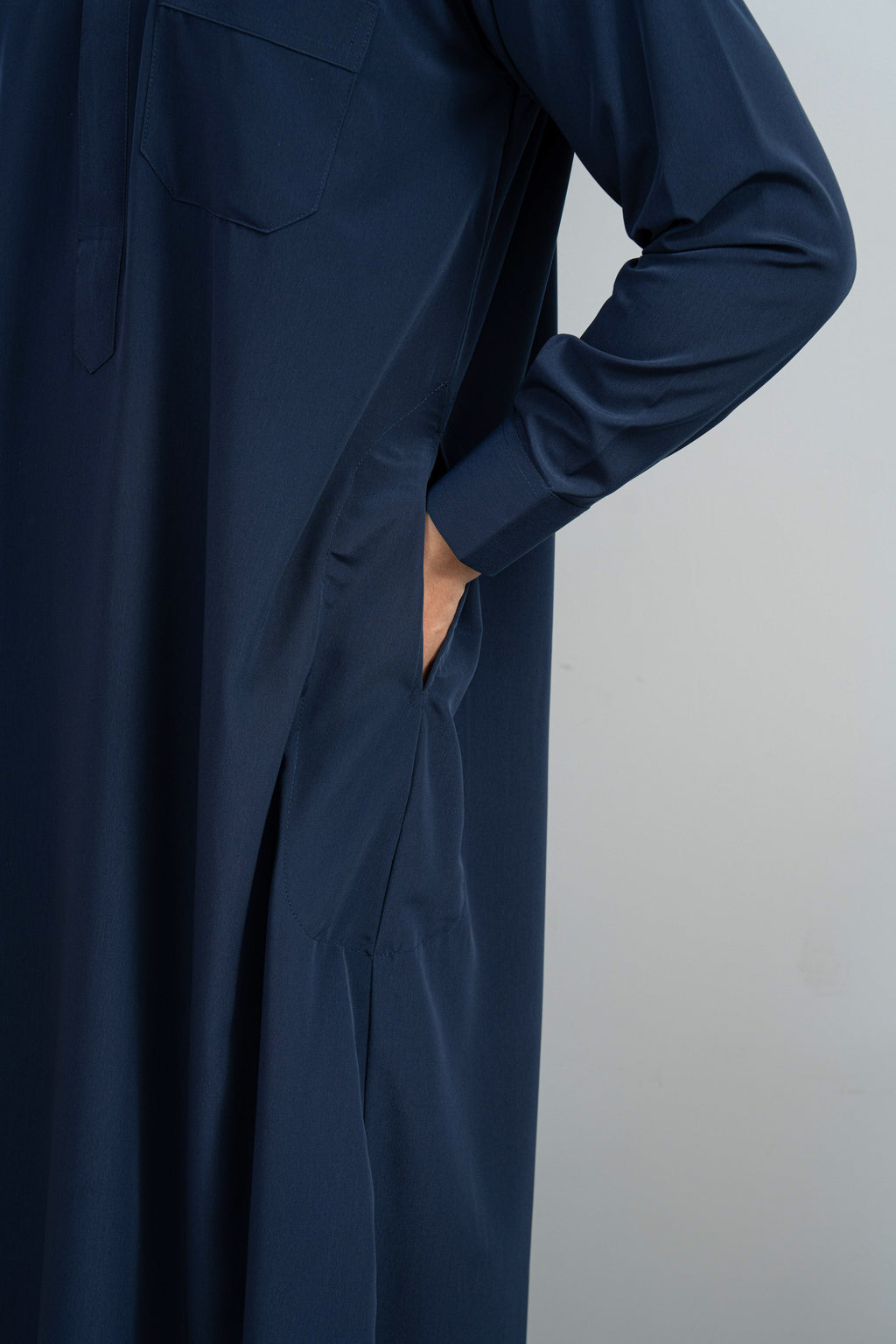 Qamis saoudien al emad bleu marine avec détail de la poche