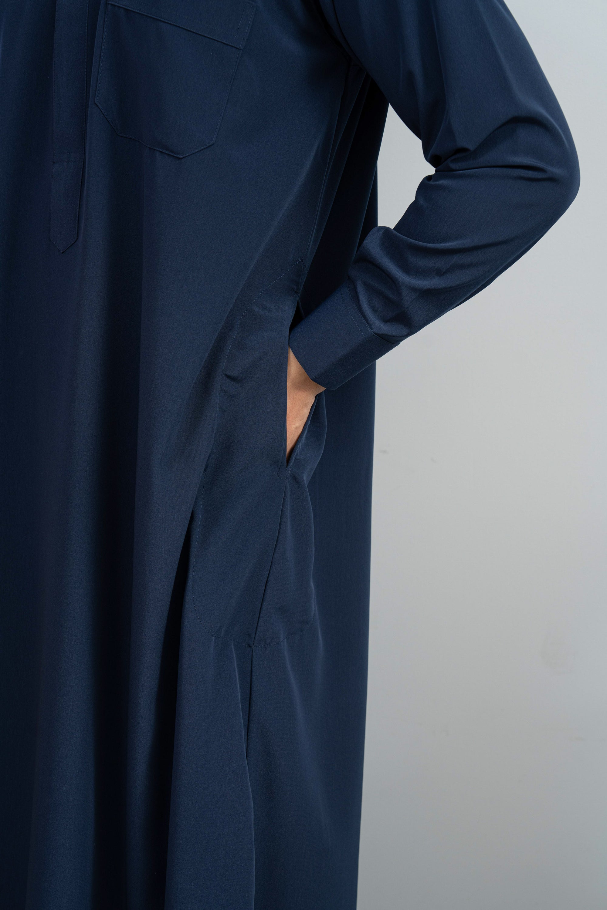 Qamis saoudien al emad bleu marine avec détail de la poche
