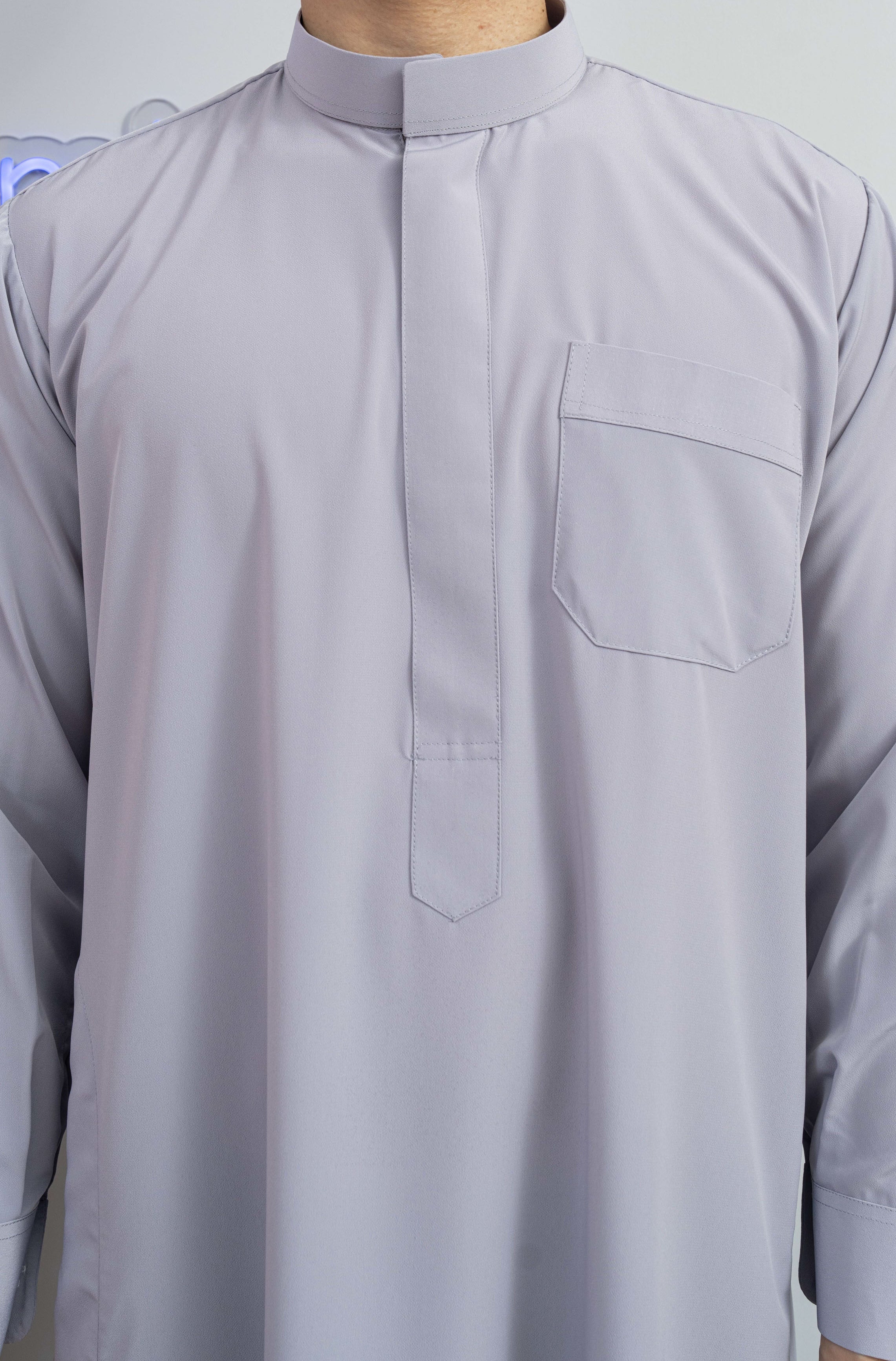 Qamis saoudien al emad gris avec détail du col