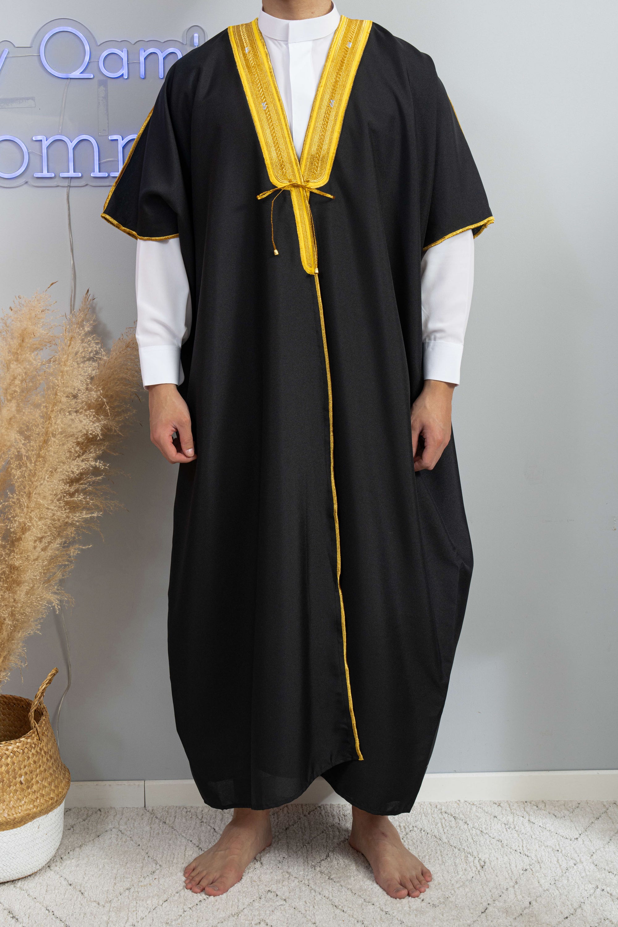 Homme arabe qui porte un Bisht saoudien noir fermé