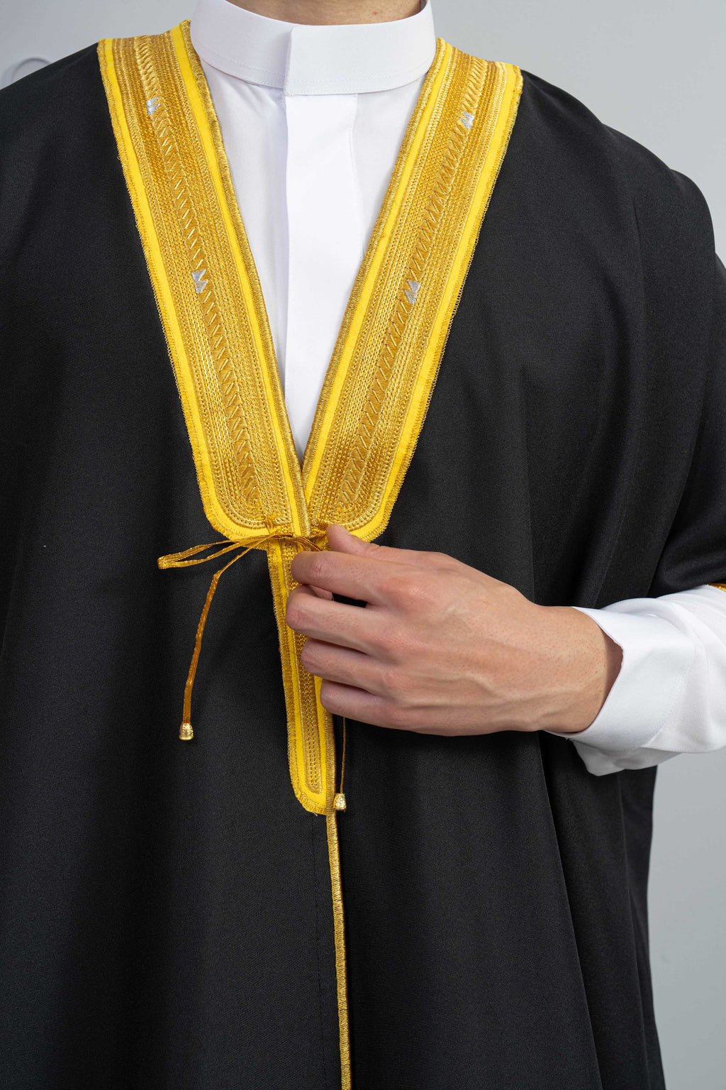 Homme arabe qui porte un Bisht saoudien détail doré