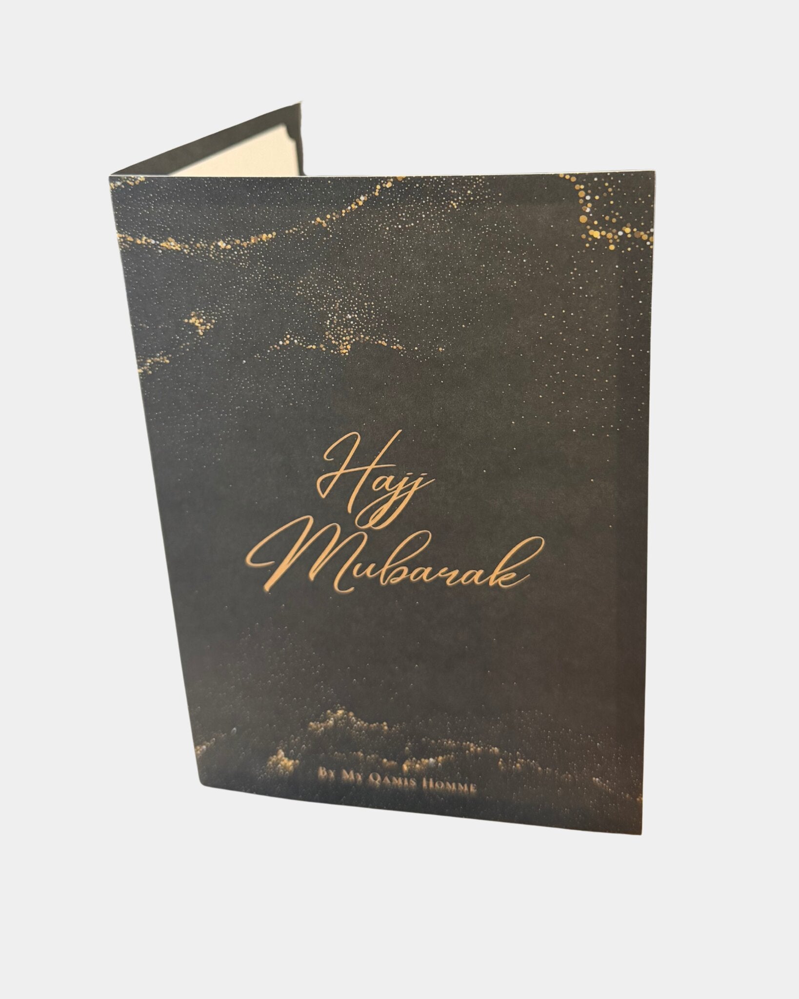 Carte de vœux Hajj Mubarak, calligraphie dorée sur fond noir étoilé, signée By My Qamis Homme