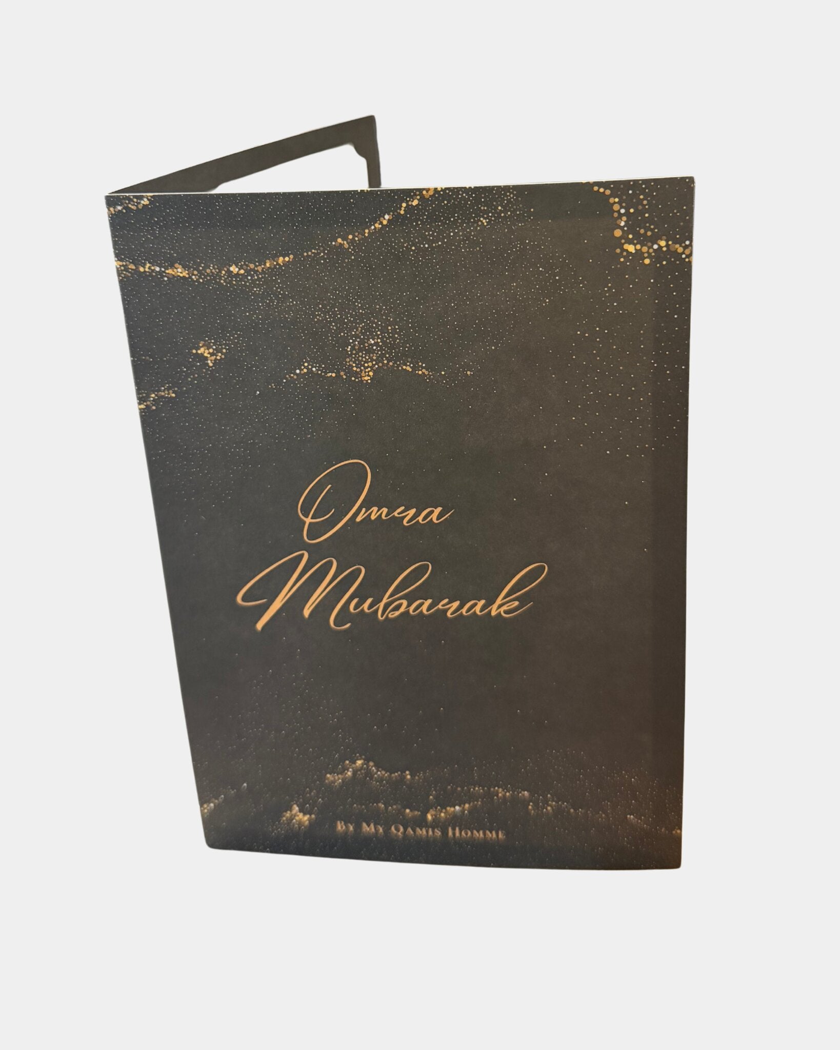 Carte de vœux Omra Mubarak, calligraphie dorée sur fond noir étoilé, signée By My Qamis Homme