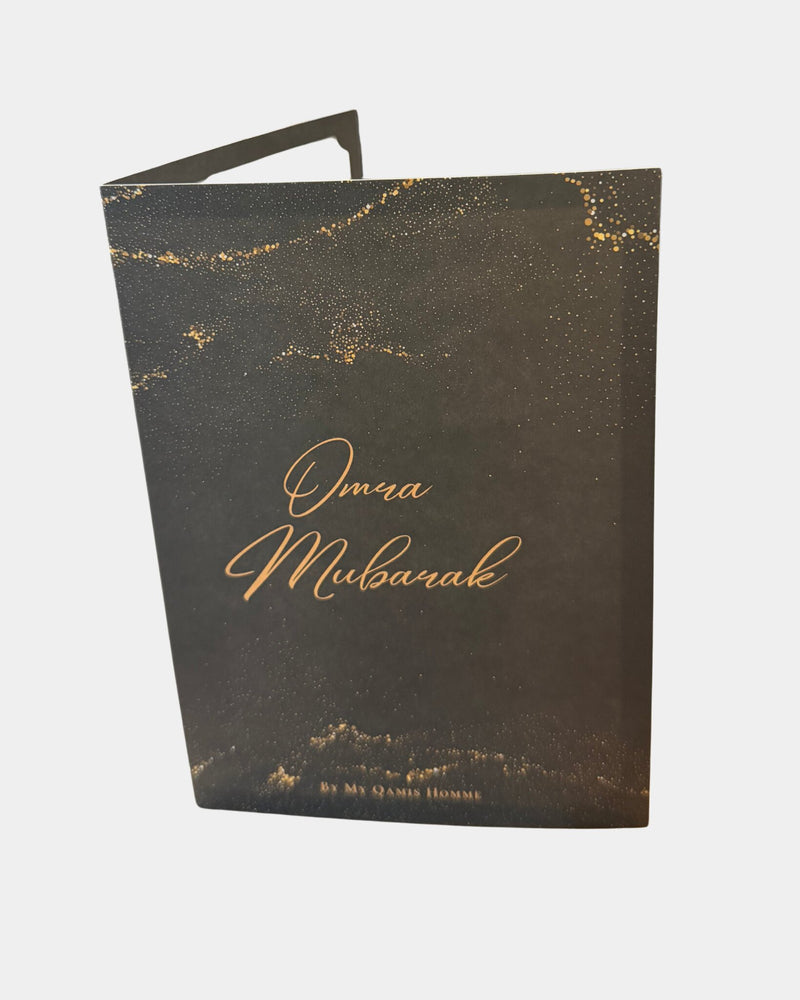 Carte de vœux Omra Mubarak, calligraphie dorée sur fond noir étoilé, signée By My Qamis Homme