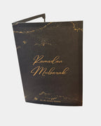 Carte de vœux Ramadan Mubarak, calligraphie dorée sur fond noir étoilé, signée By My Qamis Homme