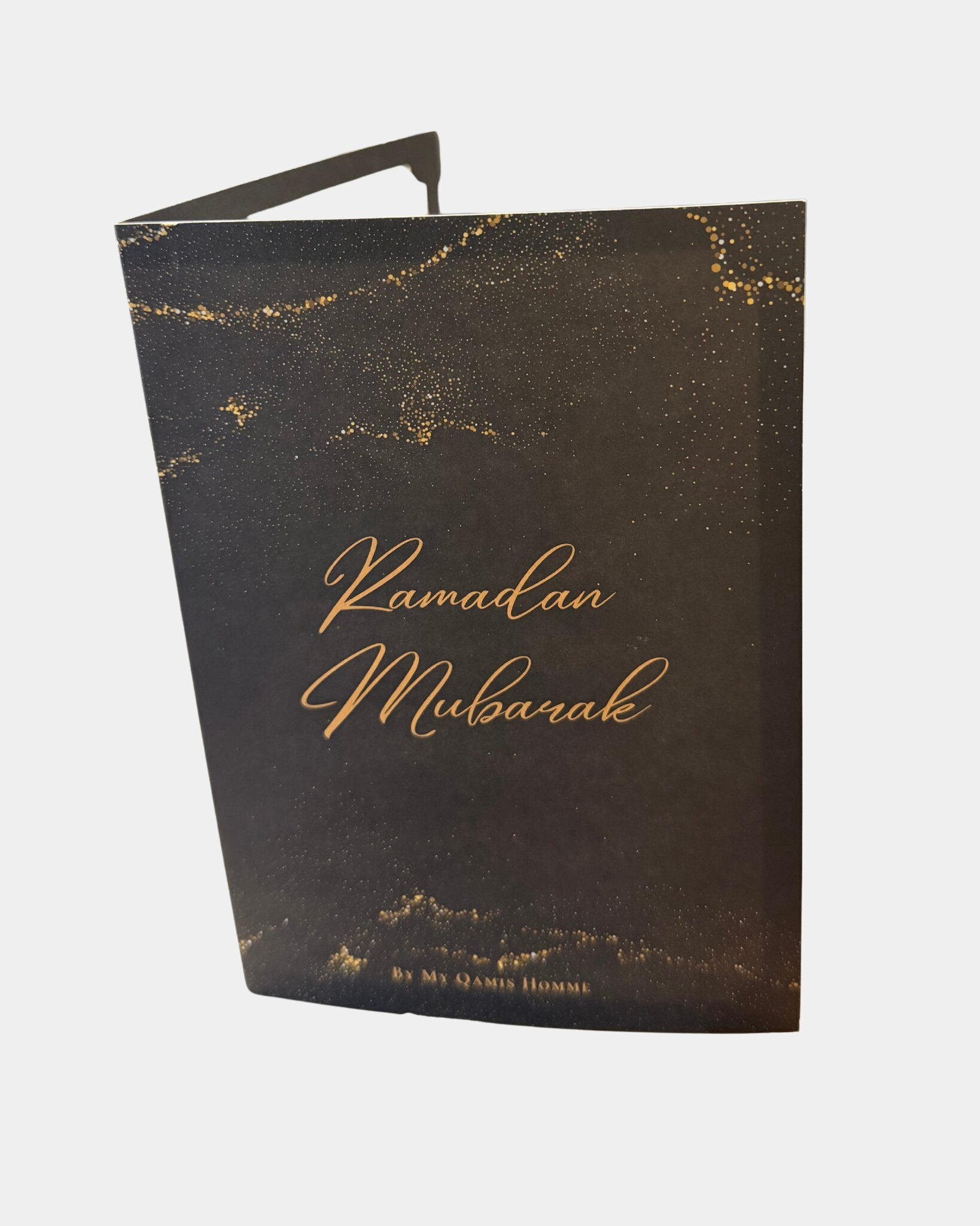 Carte de vœux Ramadan Mubarak, calligraphie dorée sur fond noir étoilé, signée By My Qamis Homme