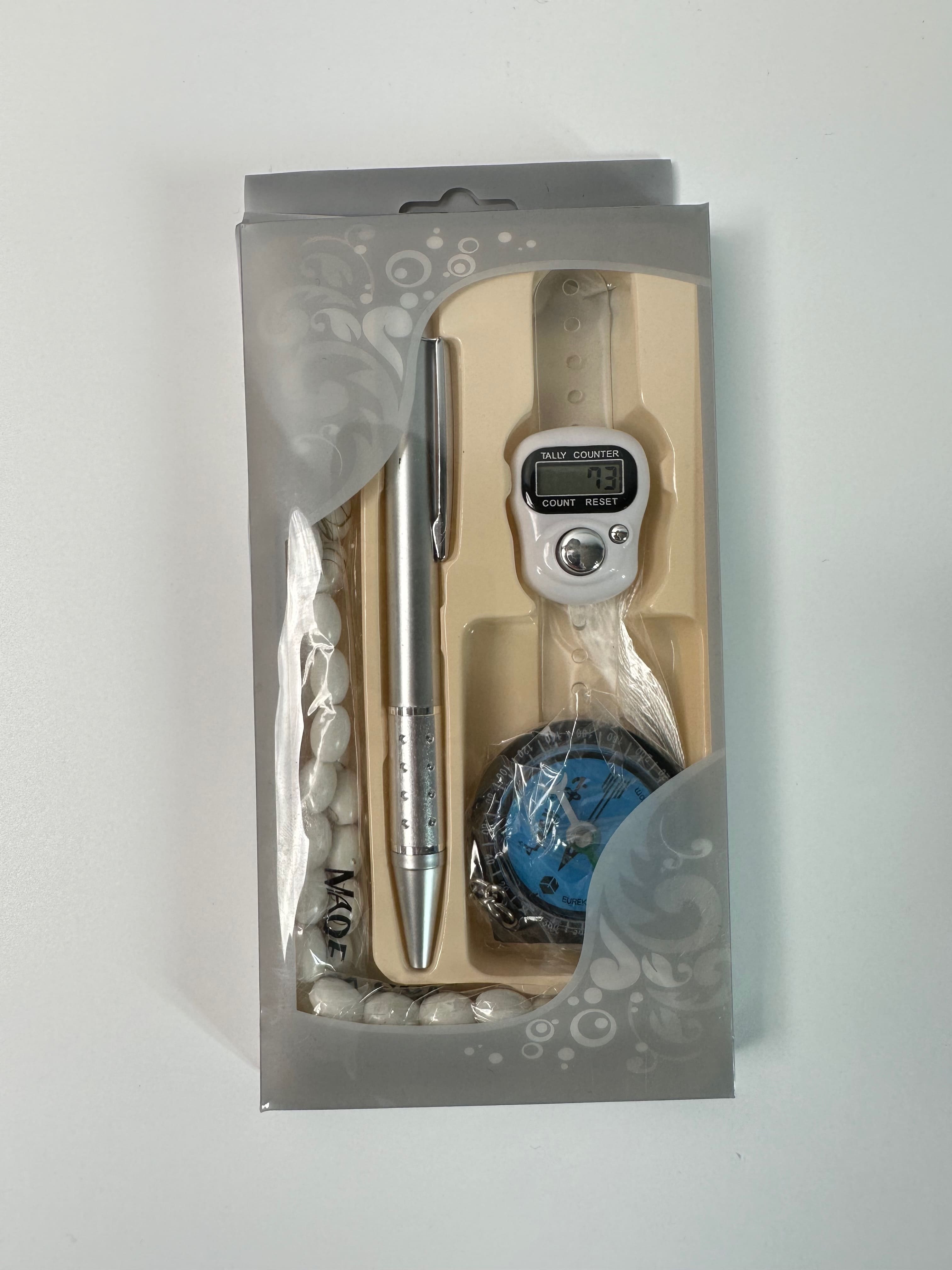 Coffret cadeau contenant un tasbih de 33 perles, un tasbih digital, une boussole et un stylo gris