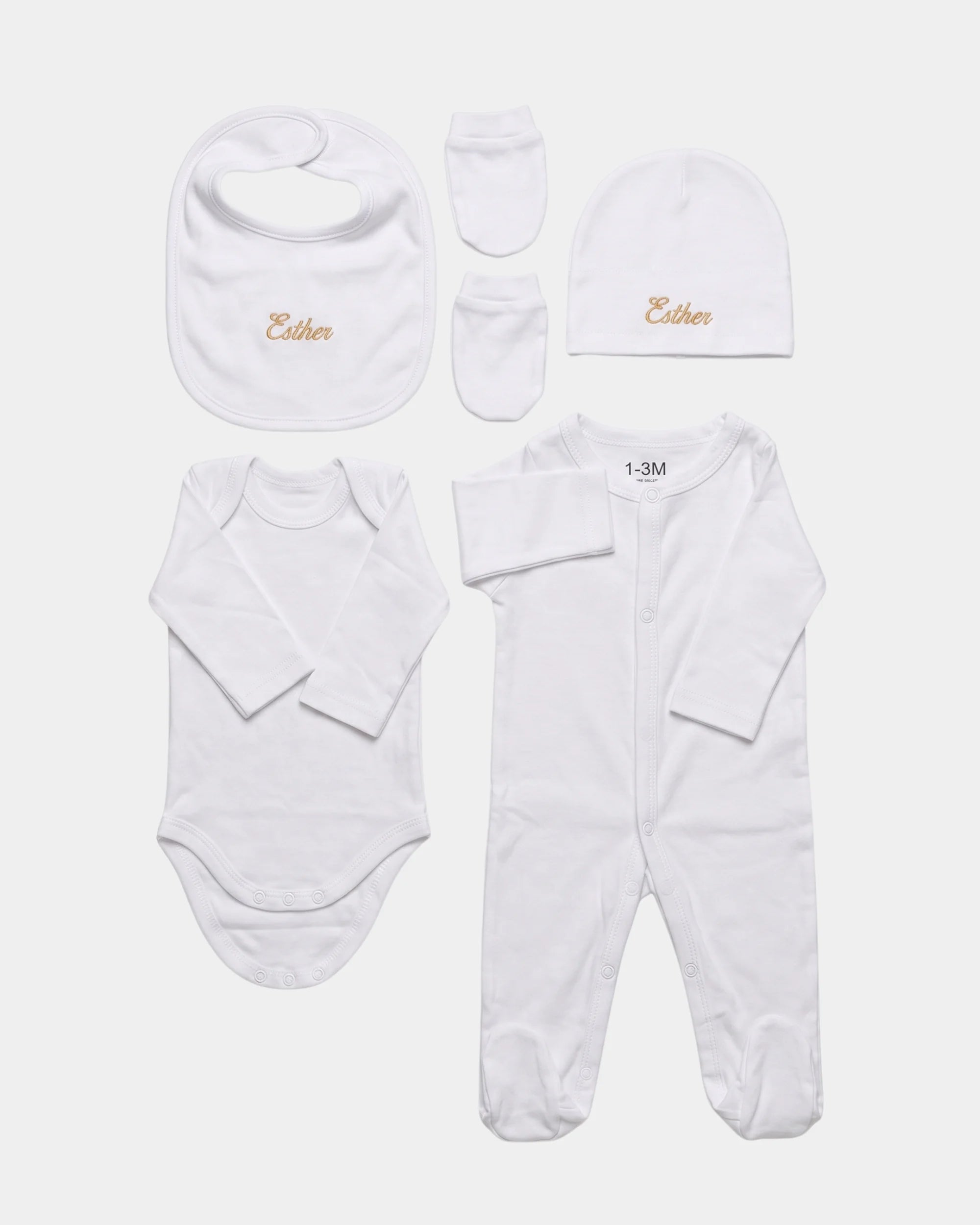 Coffret naissance 5 pièces personnalisé brodé : pyjama, body, bonnet, gants et bavoir en 100% coton blanc