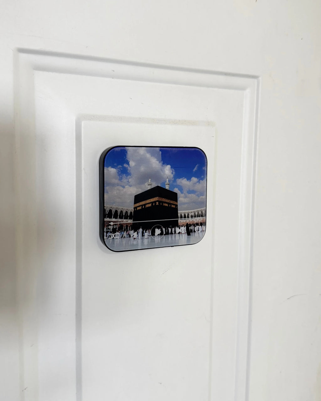 Coran Magnet design 01 Kaaba ciel nuageux, aimant coranique fixé sur une porte blanche