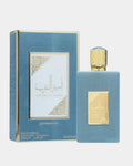 Eau de parfum Ameer Al Arab Imperium Asdaaf 100 ml, flacon bleu ciel velouté à plaque et bouchon dorés ciselés, présenté avec son étui assorti