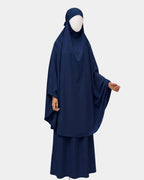 Ensemble de prière jilbab compact bleu marine Rawdaya, porté, coupe couvrante deux pièces