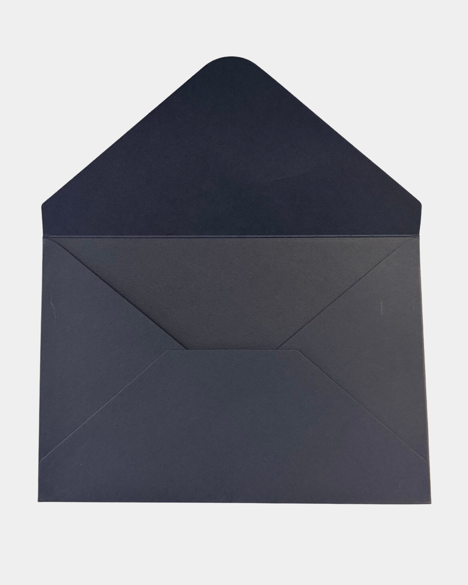 Enveloppe noire ouverte en papier mat épais, format paysage, destinée à la carte de vœux