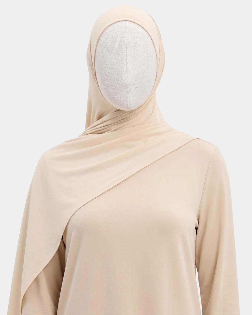 Hijab modal breathable beige porté de face, encadrant le visage, tissu doux et respirant
