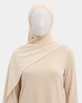 Hijab modal breathable beige porté de face, encadrant le visage, tissu doux et respirant
