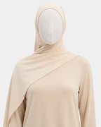 Hijab modal breathable beige porté de face, encadrant le visage, tissu doux et respirant

