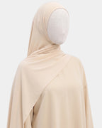 Hijab modal breathable beige porté de profil, drapé fluide sur l'épaule, tissu doux et respirant
