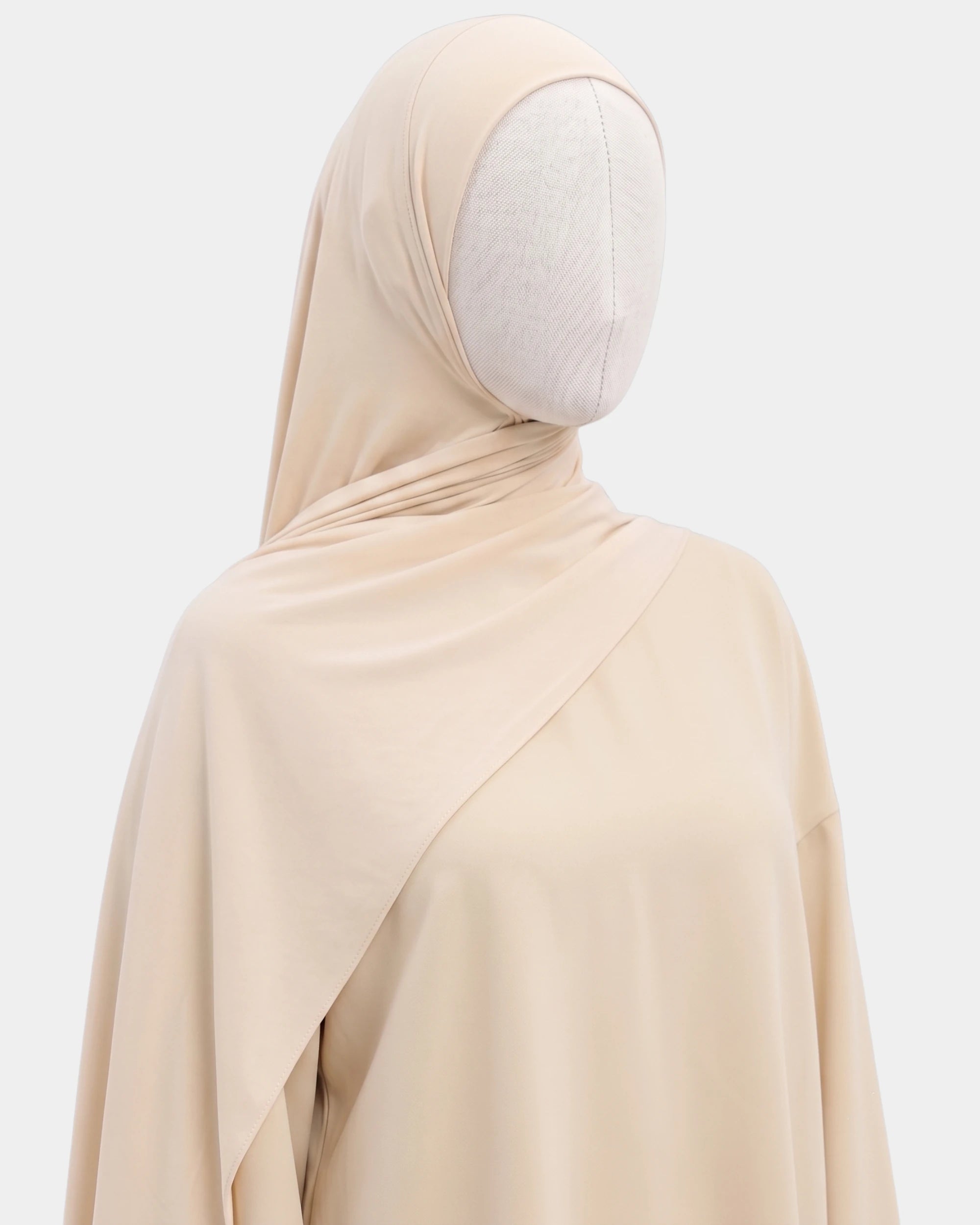 Hijab modal breathable beige porté de profil, drapé fluide sur l'épaule, tissu doux et respirant
