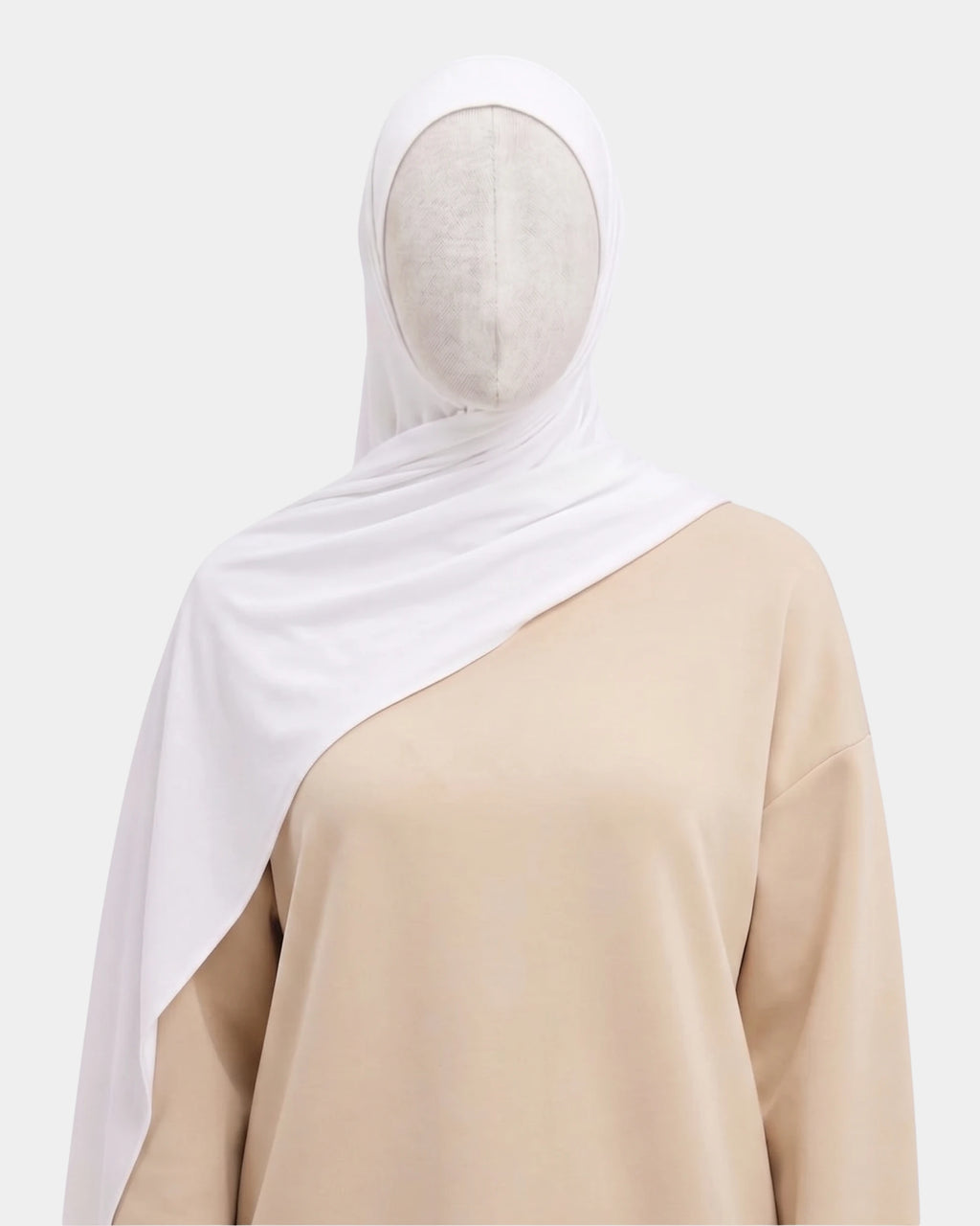 Hijab modal breathable blanc porté de face, encadrant le visage, tissu doux et respirant