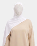 Hijab modal breathable blanc porté de face, encadrant le visage, tissu doux et respirant