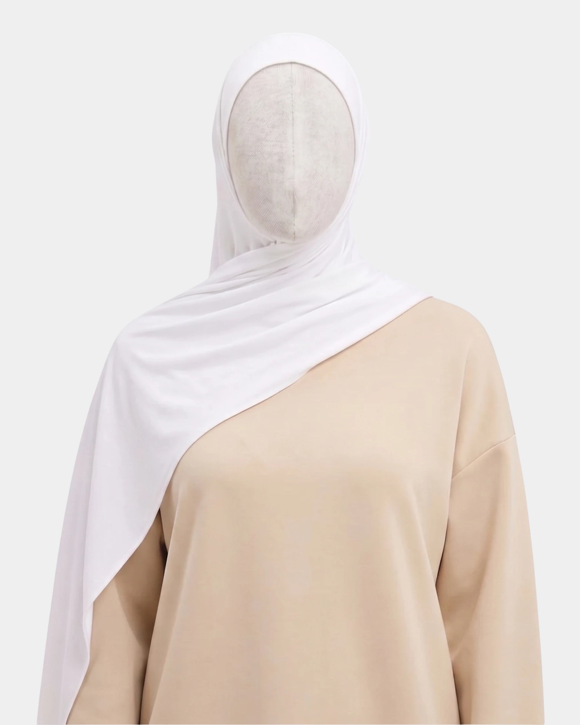 Hijab modal breathable blanc porté de face, encadrant le visage, tissu doux et respirant