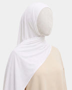 Hijab modal breathable blanc porté de profil, drapé fluide sur l'épaule, tissu doux et respirant