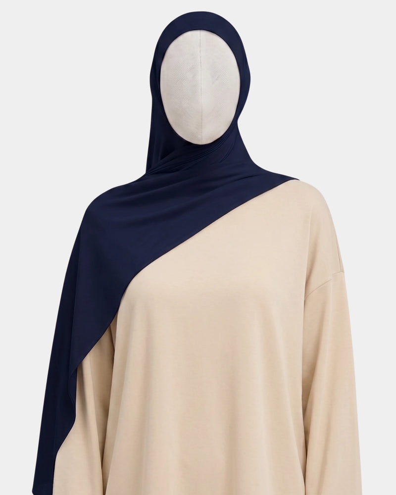 Hijab modal breathable bleu marine porté de face, encadrant le visage, tissu doux et respirant
