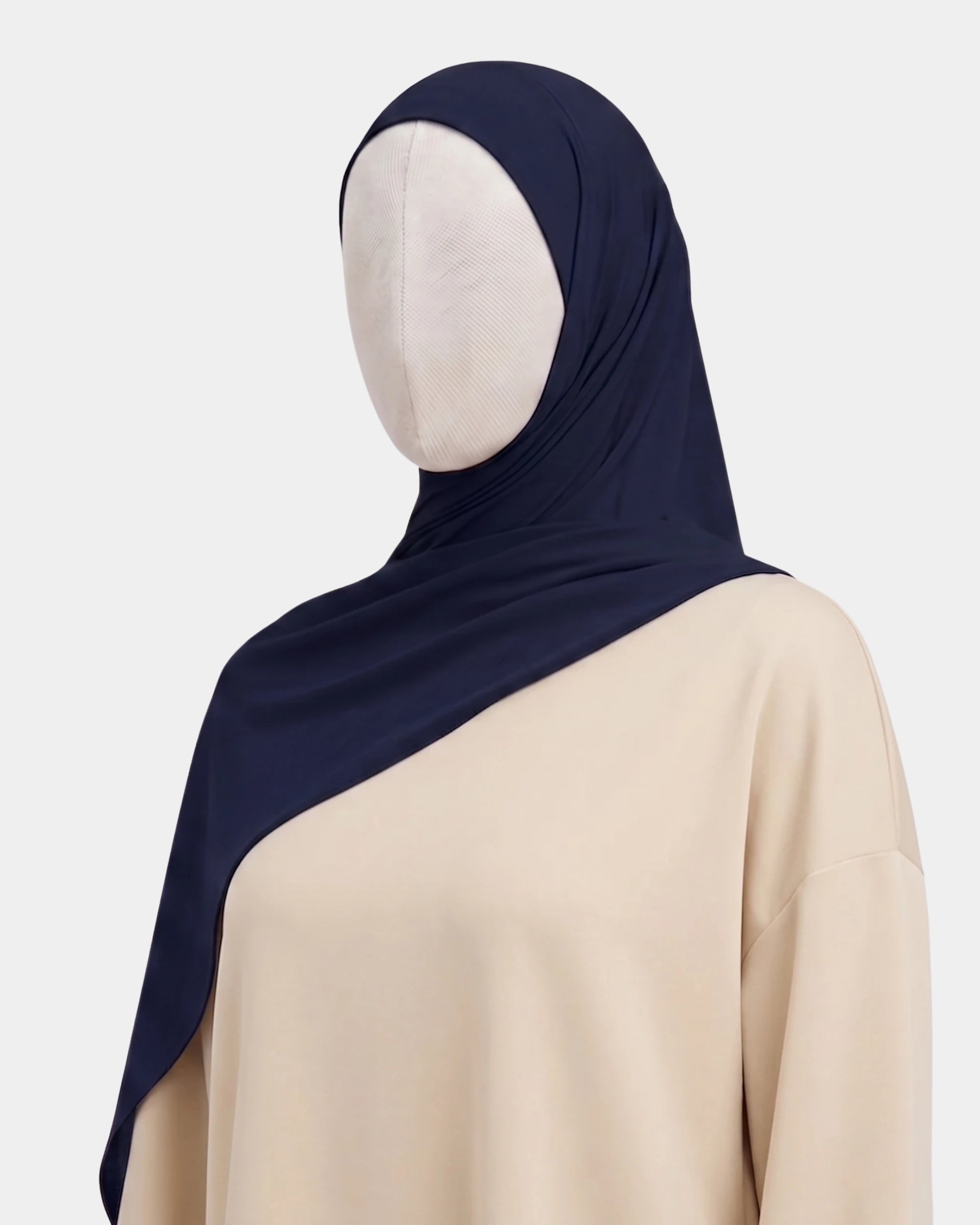Hijab modal breathable bleu marine porté de profil, drapé fluide sur l'épaule, tissu doux et respirant
