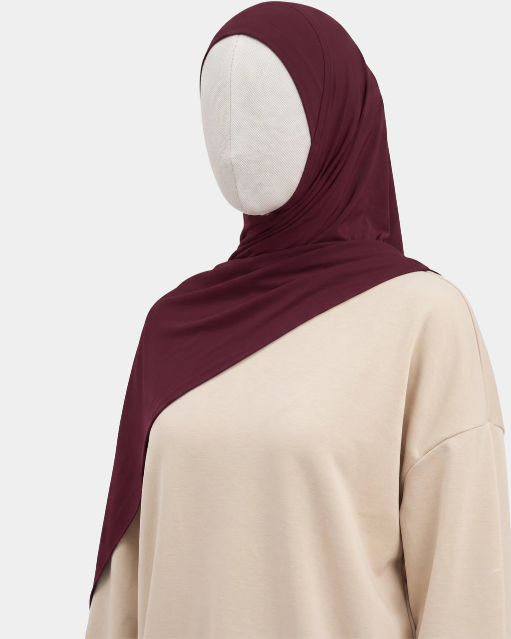 Hijab modal breathable bordeaux porté de profil, drapé fluide sur l'épaule, tissu doux et respirant
