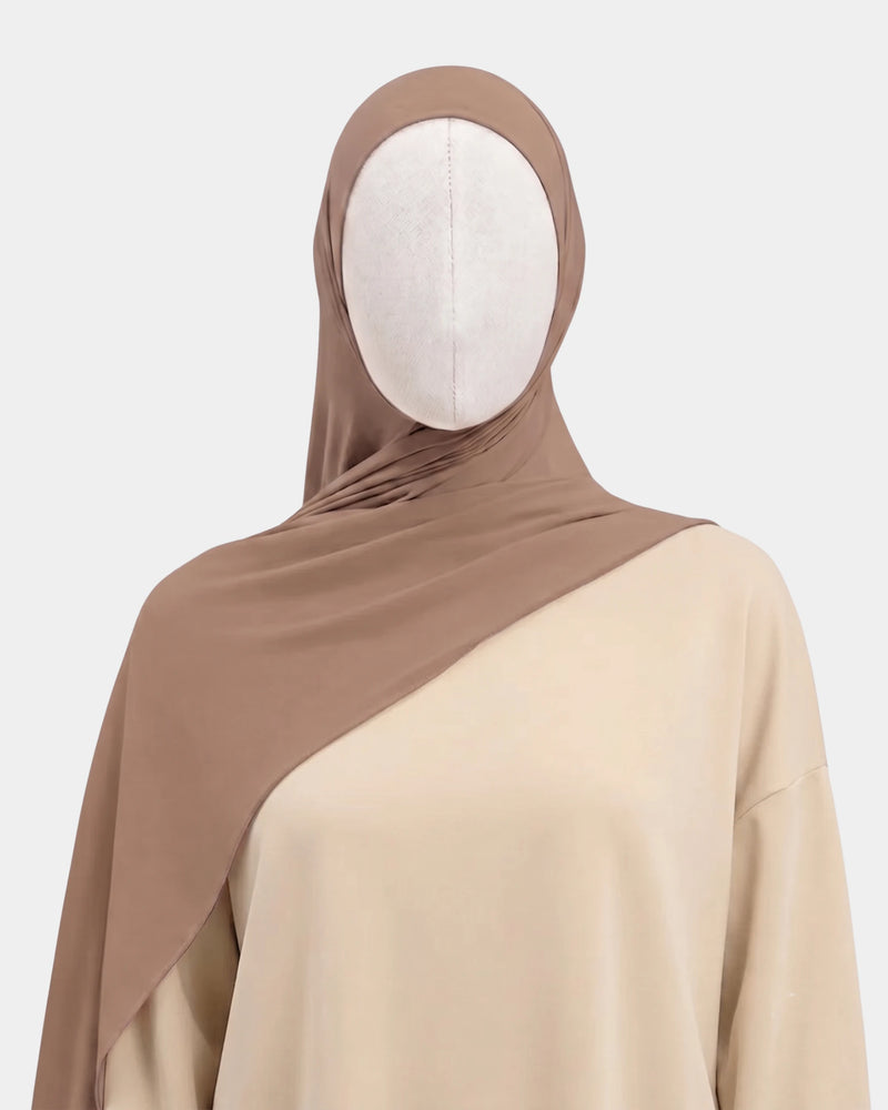 Hijab modal breathable camel porté de face, encadrant le visage, tissu doux et respirant
