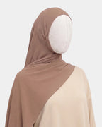 Hijab modal breathable camel porté de profil, drapé fluide sur l'épaule, tissu doux et respirant
