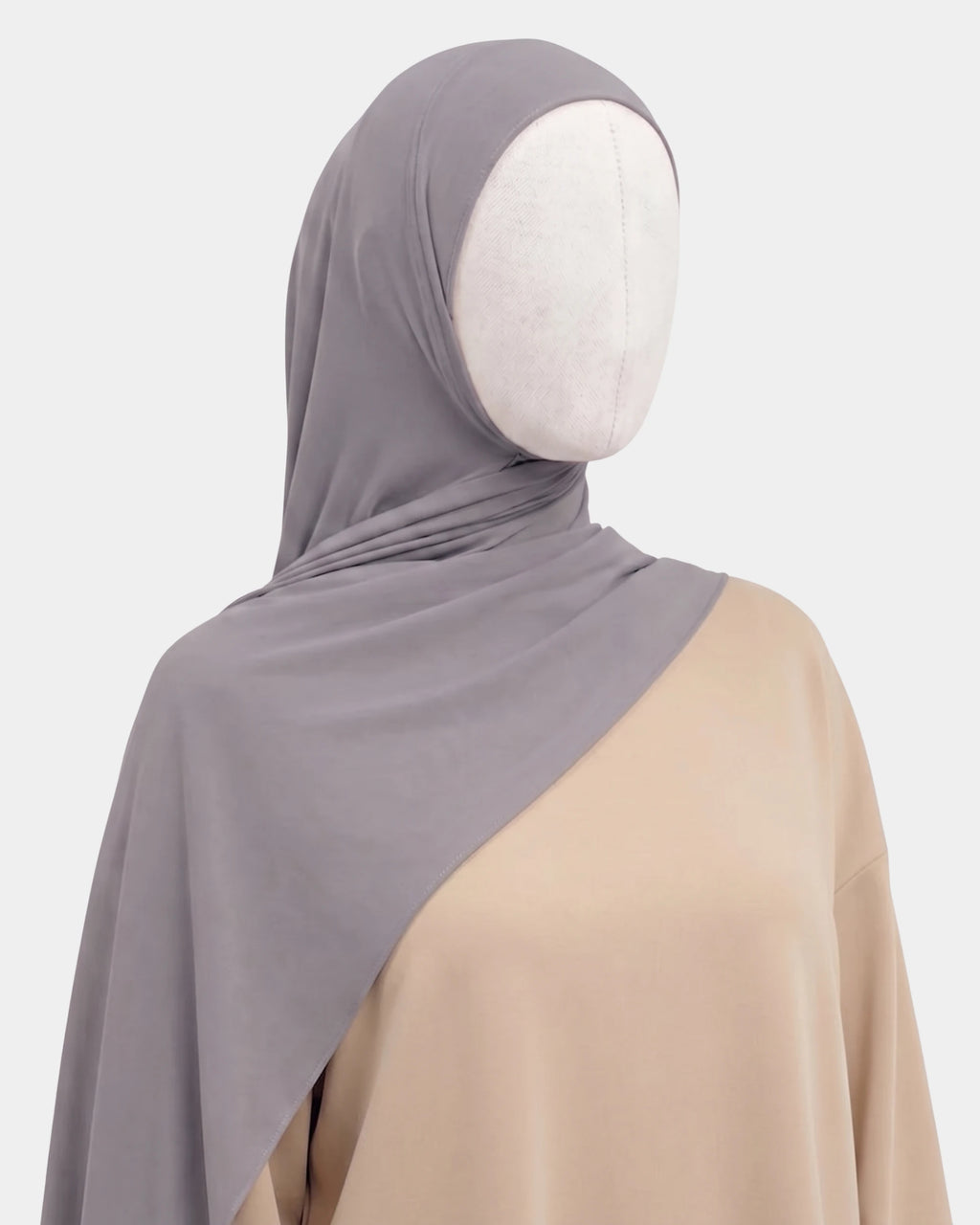 Hijab modal breathable gris porté de profil, drapé fluide sur l'épaule, tissu doux et respirant
