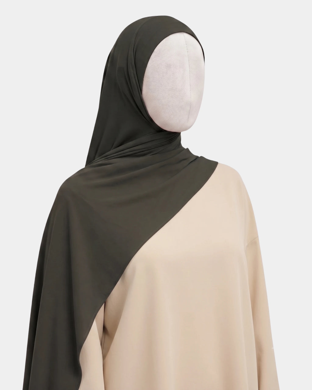 Hijab modal breathable kaki porté de profil, drapé fluide sur l'épaule, tissu doux et respirant
